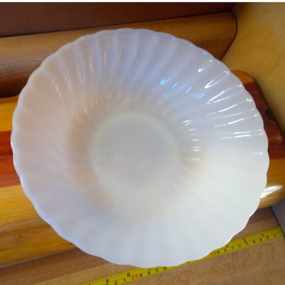 Collectable Anchor Hocking FIRE KING  8.5" Bowls. 2, Mint green and milk glass. - Picture 5 of 7